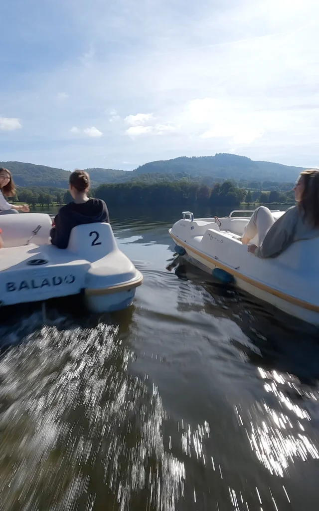 watersporten bij het meer van Autun