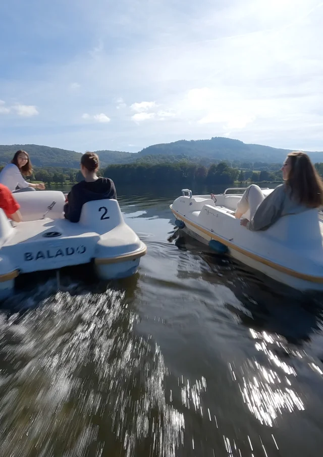 watersporten bij het meer van Autun