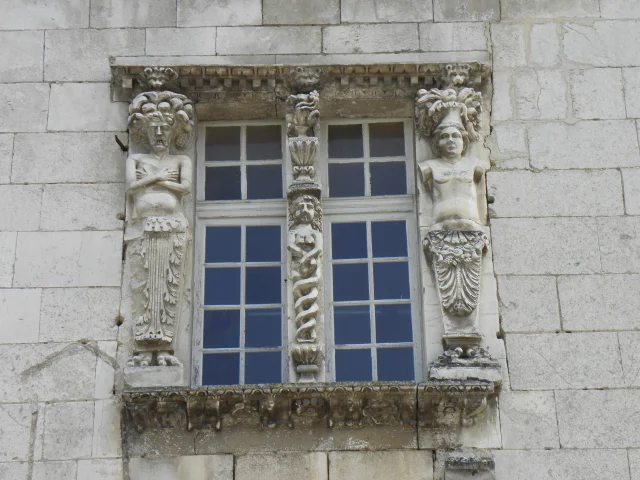 Coulanges la Vineuse-façade ornée-vignoble-Auxerrois