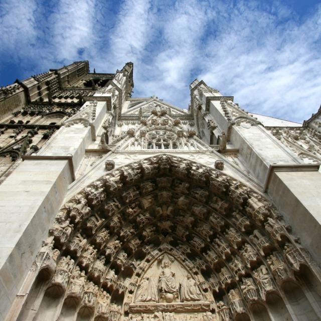La Cathédrale Et Son Quartier © Canva