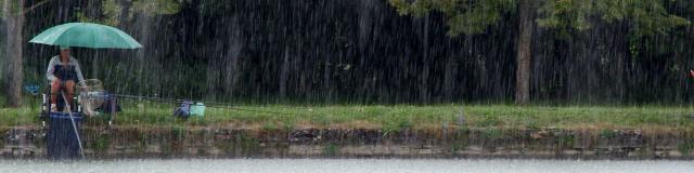 Pécheurs sous la pluie