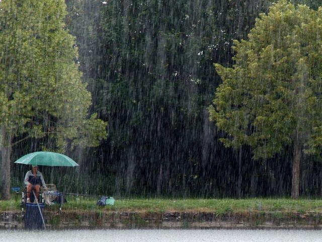 Pécheurs sous la pluie