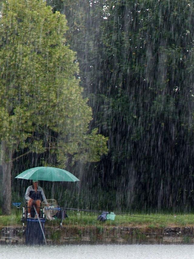 Pécheurs sous la pluie