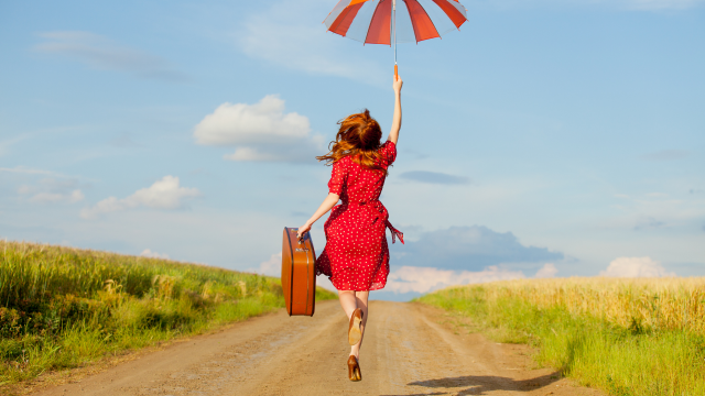 Femme valise campagne