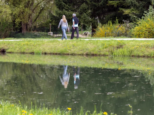 Marcheurs le long du canal
