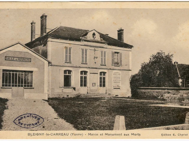 Bleigny Le Carreau. Mairie Et Monument Aux Morts. Debut Xxe Siecle Ad89 2 Fi 1481