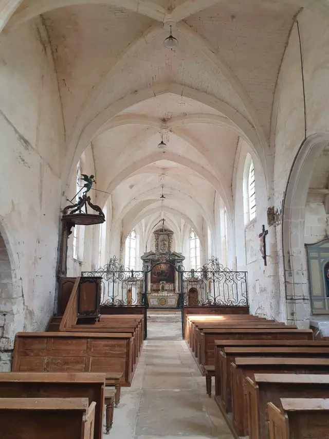 Interieur De Leglise Commune De Vincelottes Rotated