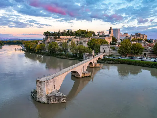 Vista da drone del Pont D'Avignon e del Palais Des Papes - Foto: Julien Audigier