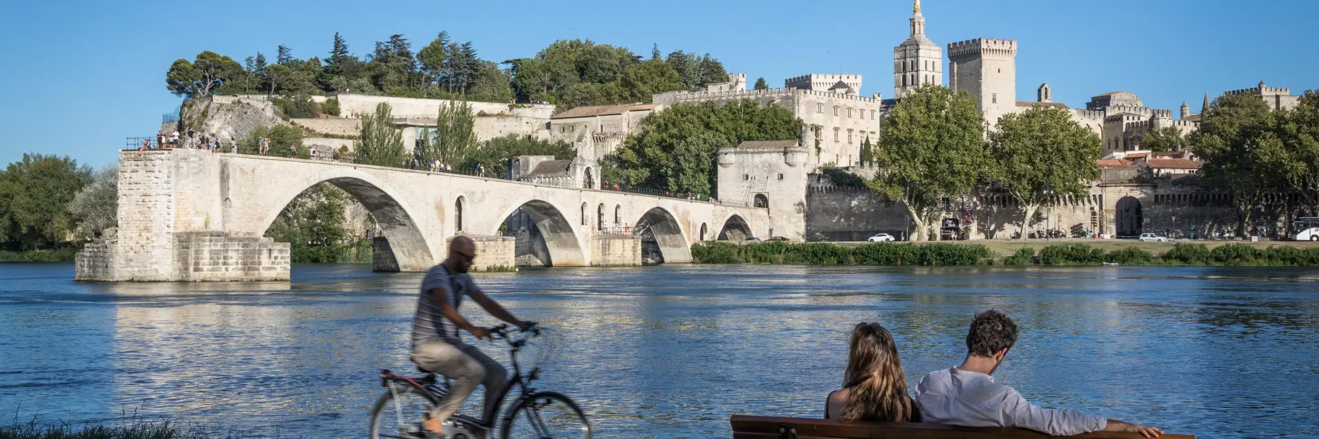 Ciclistas en la isla de la Barthelasse frente al Puente de Avignon - Foto: Frédéric Dahm - Empreintes d'Ailleurs