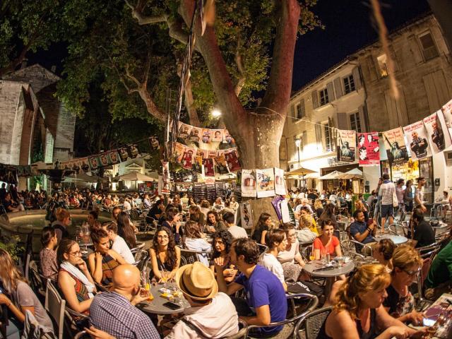 L'atmosfera del Festival OFF d'Avignon - Foto: Frédéric Dahm / Empreintes d'Ailleurs