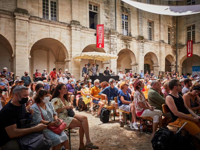 El público en el Cour du cloître Saint-Louis durante el Festival de Aviñón - Fotografía: Christophe Raynaud de Lage / Festival d'Avignon