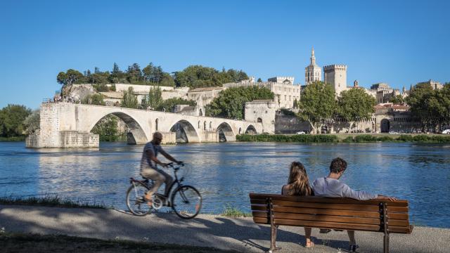 Cyclists on the Barthelasse island facing the Pont d'Avignon - Photo credit: Frédéric Dahm - Empreintes d'Ailleurs