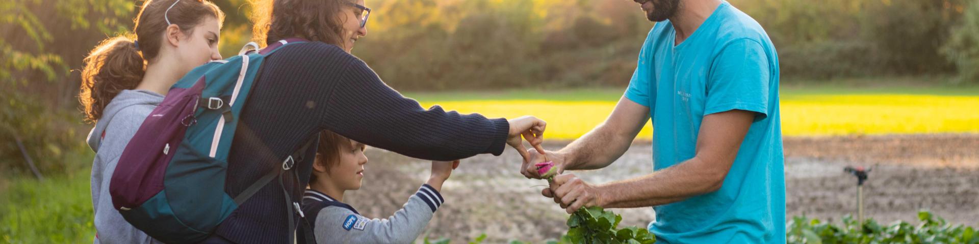 L'agricoltore della fattoria Reboule condivide il suo raccolto con una famiglia - Photo credit: De beaux lents demains