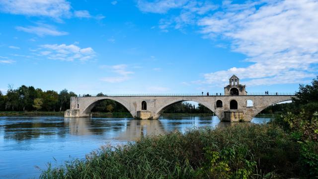 Le Pont d'Avignon (ou Pont Saint-Bénezet) depuis les berges du boulevard de la Ligne - Crédit photo : Olivier Tresson / Avignon Tourisme