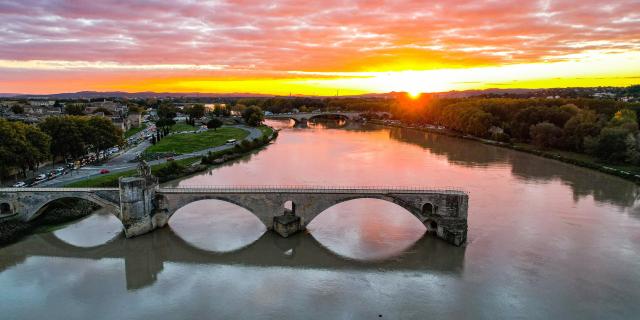 Der Pont d'Avignon (oder Pont Saint-Bénezet) von einer Drohne aus gesehen - Bildnachweis: Julien Audigier
