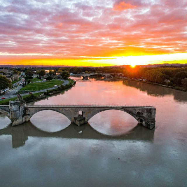 Le Pont d'Avignon (ou Pont Saint-Bénezet) vu par drone - Crédit photo : Julien Audigier