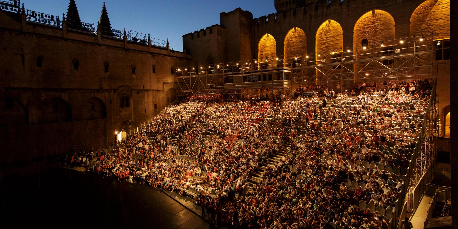 El Festival In d'Avignon se invita a sí mismo en la Cour d'Honneur del Palais des Papes - Fotografía: Christophe Raynaud / Festival d'Avignon
