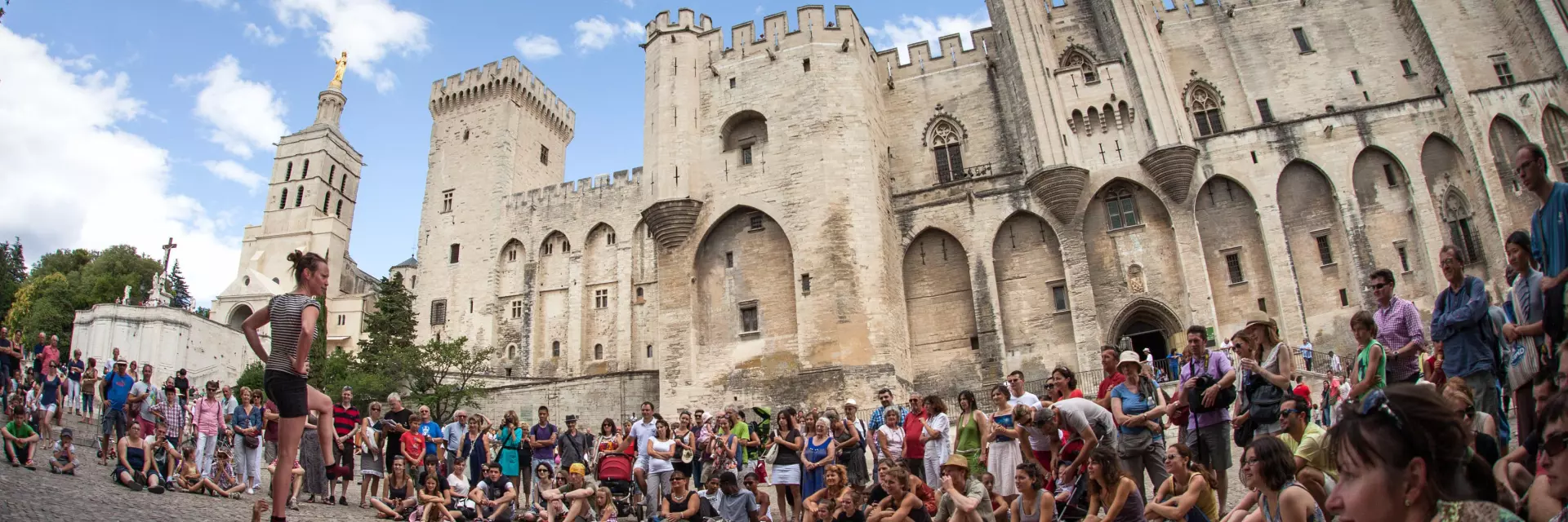 Das OFF-Festival auf dem Platz vor dem Papstpalast in Avignon - Fotokredit: Frédéric Dahm / Empreintes d'Ailleurs