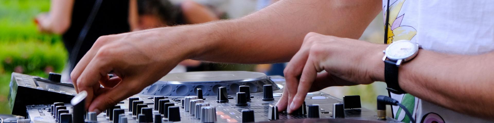 L'evento Un verre aux jardins nei giardini del Palazzo dei Papi con un DJ del festival Résonnance - Foto: Olivier Tresson / Avignon Tourisme