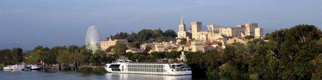 A cruise boat on the Rhône - Photo credit: France Olliver / Avignon Tourisme