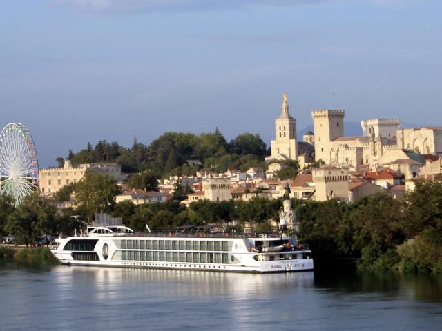Un bateau de croisière sur le Rhône - Crédit photo : France Olliver / Avignon Tourisme