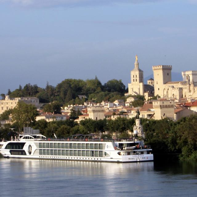 A cruise boat on the Rhône - Photo credit: France Olliver / Avignon Tourisme