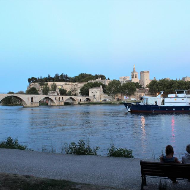 A boat passing in front of the Pont d'Avignon (or Pont Saint-Bénezet) from the Île de la Barthelasse - Photo credit: France Olliver / Avignon Tourisme