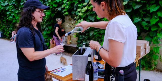 A drink in the gardens of the Palais des Papes (alcohol abuse is dangerous for your health) - Photo credit: Olivier Tresson / Avignon Tourisme