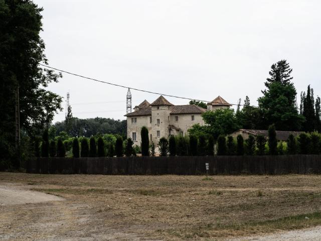 A castle on Barthelasse Island - Photo credit: Kos-Crea