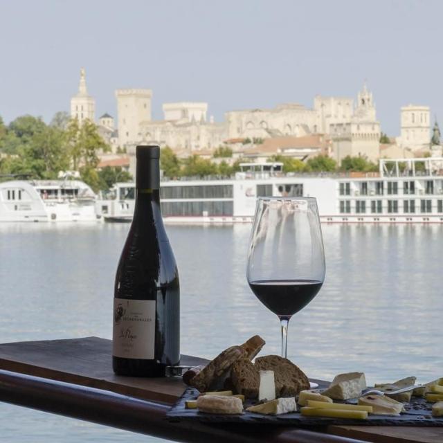 Vinotage on a wine barge - Photo credit: Benjamin Bard / BPIX Photographie