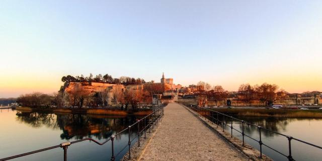 Vue d'Avignon depuis le Pont Saint-Bénezet (ou Pont d'Avignon) - Crédit photo : Didier Coullet / Avignon Tourisme