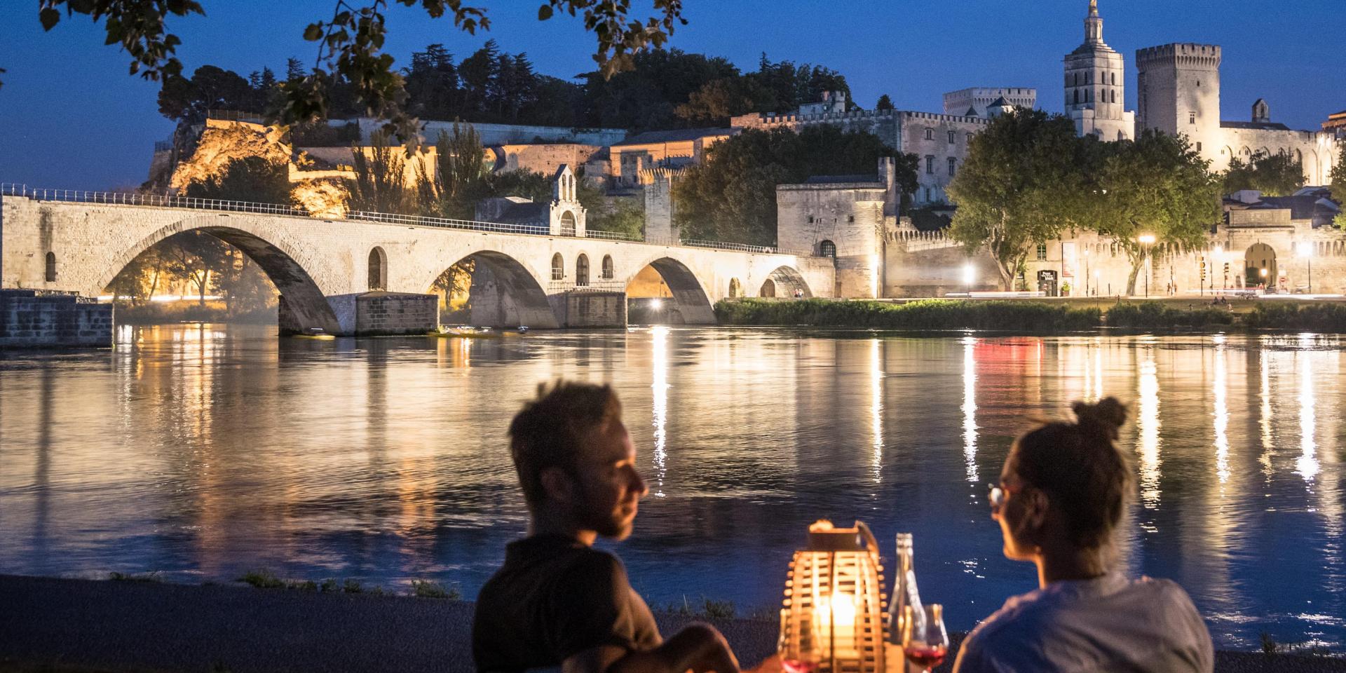 Vista romántica del Puente Saint-Bénezet (o Puente de Aviñón) y del Palacio de los Papas desde la Isla de la Barthelasse - Foto: Frédéric Dahm / Empreintes d'Ailleurs