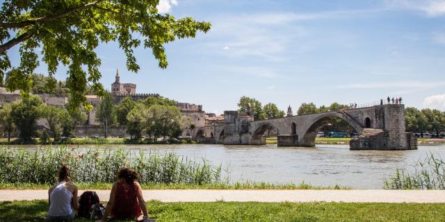 Vista del Puente Saint-Bénezet (o Puente de Aviñón) y del Palacio de los Papas desde la Isla de la Barthelasse - Fotografía: Frédéric Dahm / Empreintes d'Ailleurs