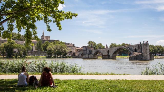 View of the Pont Saint-Bénezet (or Pont d'Avignon) and the Palais des Papes from Barthelasse island - Photo credit: Frédéric Dahm / Empreintes d'Ailleurs