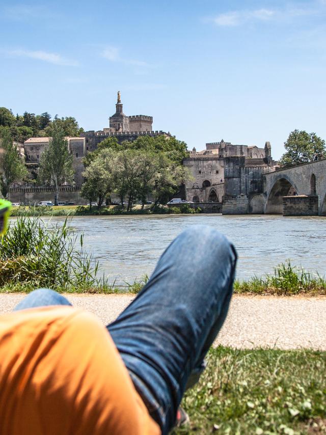 Junge sitzt auf der Barthelasse gegenüber der Brücke von Avignon. Credit: Frédéric Dahm / Empreintes d'Ailleurs