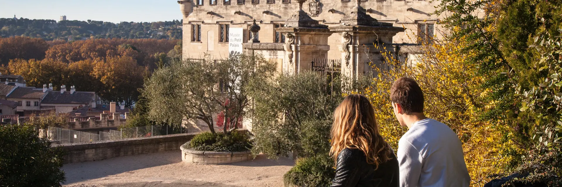 Couple assis devant le musée du Petit Palais. Crédit : Frédéric Dahm / Empreintes d'Ailleurs
