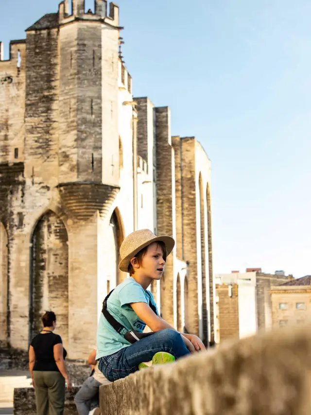 Bambino in Place du Palais des Papes. Credito: De Beaux Lents Demains