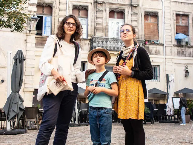 Famiglia che gioca all'intrigo in città