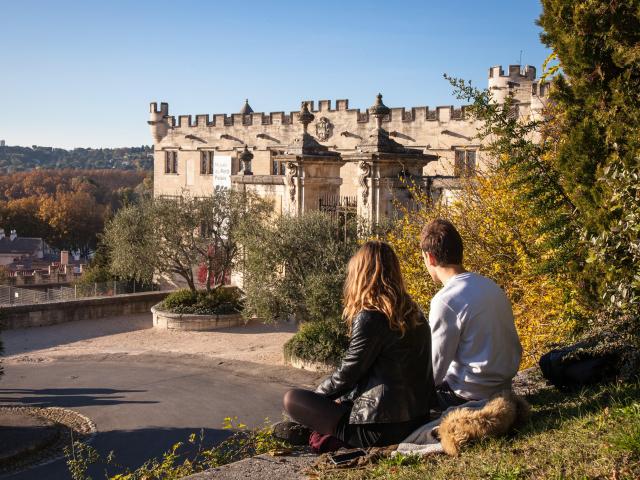 Coppia seduta davanti al museo del Petit Palais. Crediti: Frédéric Dahm / Empreintes d'Ailleurs