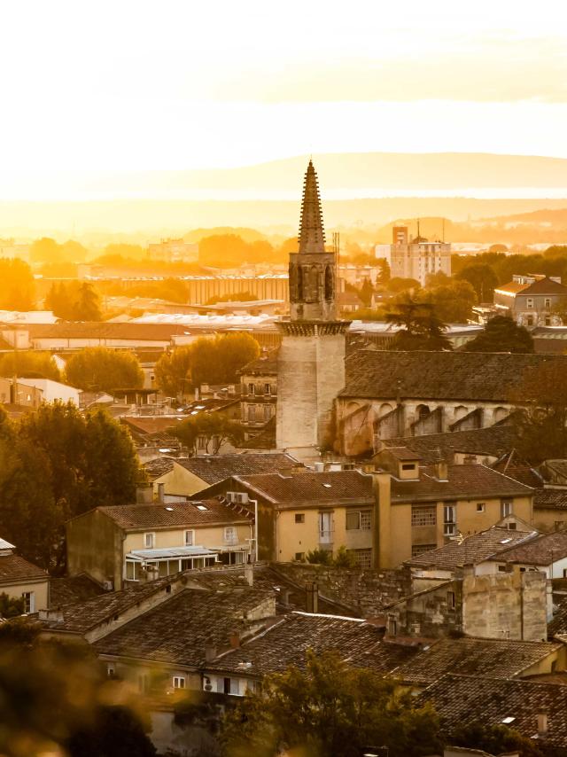 Stadt Avignon vom Rocher des Doms aus bei Sonnenuntergang