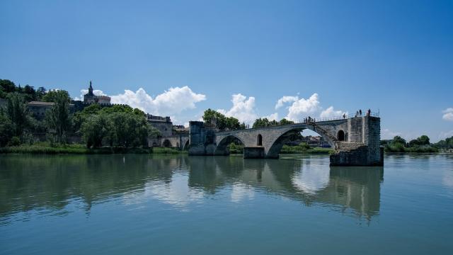 Pont Saint-Bénézet depuis un bateau de croisière