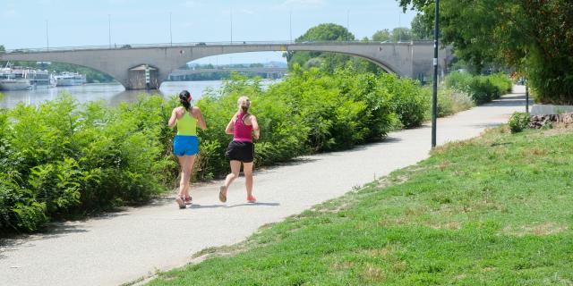 Two sportswomen race on the Barthelasse