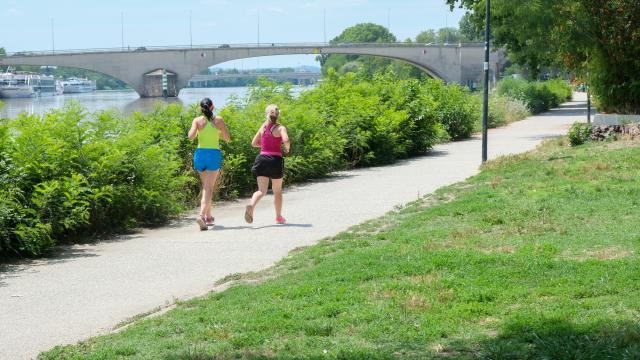 Two sportswomen race on the Barthelasse