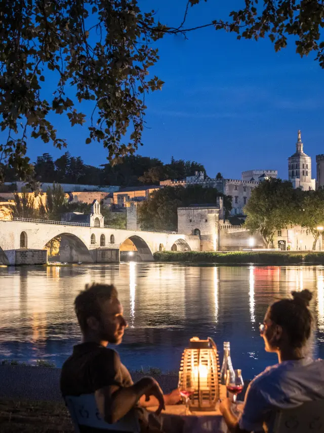 Couple dîner île de la Barthelasse