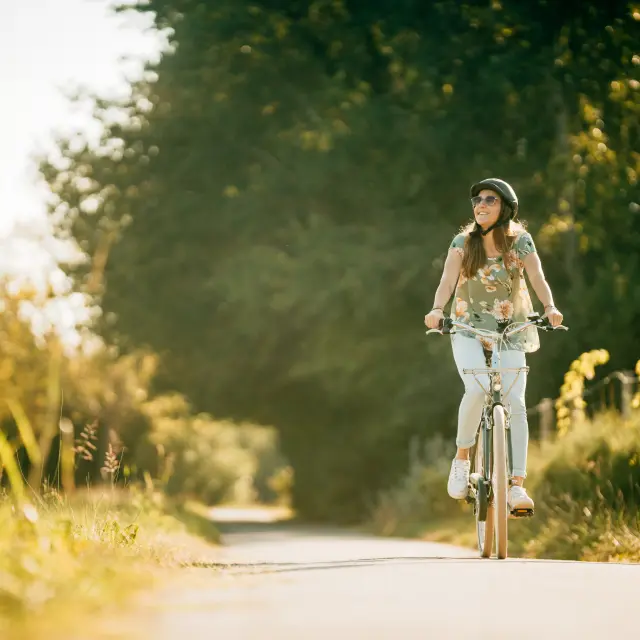 Cycliste en balade sur la Barthelasse