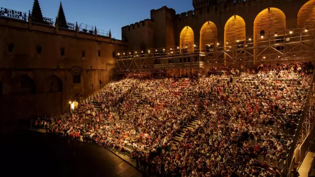 Le Festival In Davignon Qui Sinvite Dans La Cours Dhonneur Du Palais Des Pape 1200x600 1