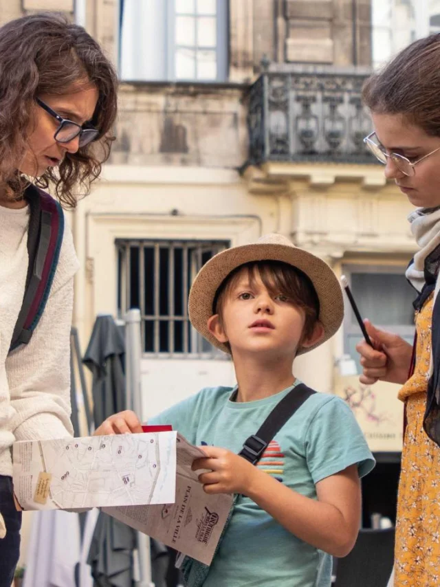 Famille jouant à Intrigue dans la Ville | De Beaux Lents Demains