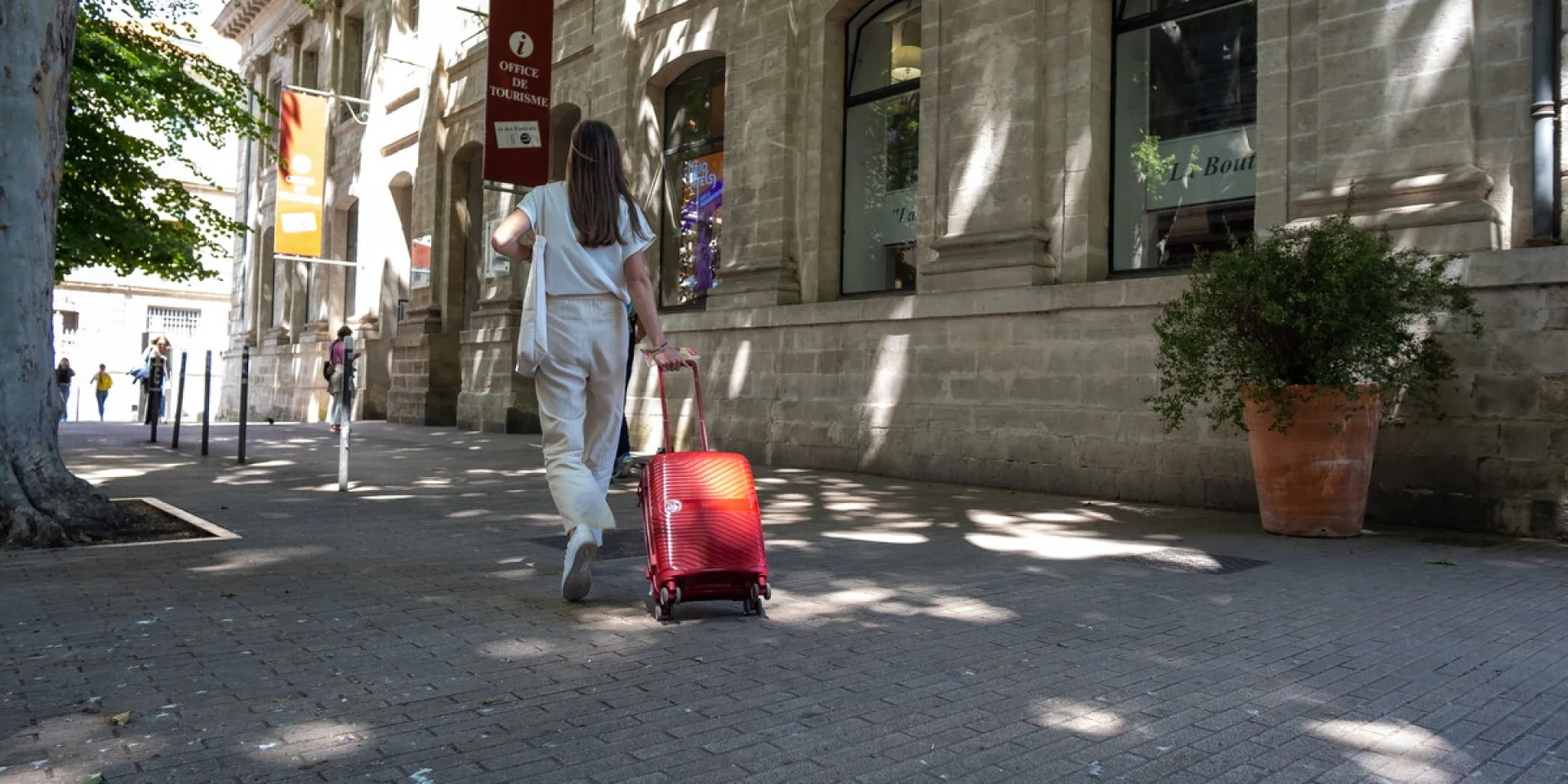 Touriste devant l'Office de Tourisme