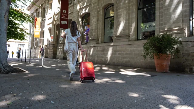 Touriste devant l'Office de Tourisme