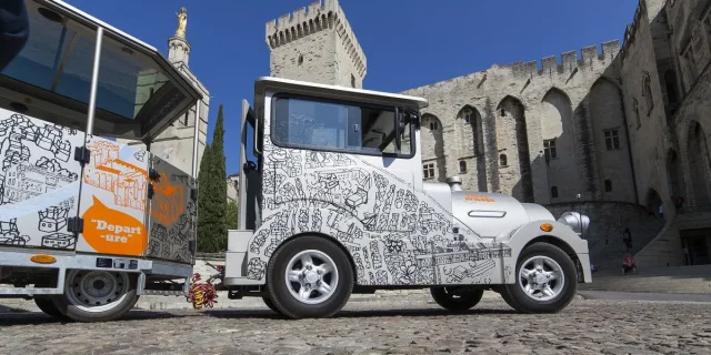 Petit Train Touristique Devant Le Palais Des Papes